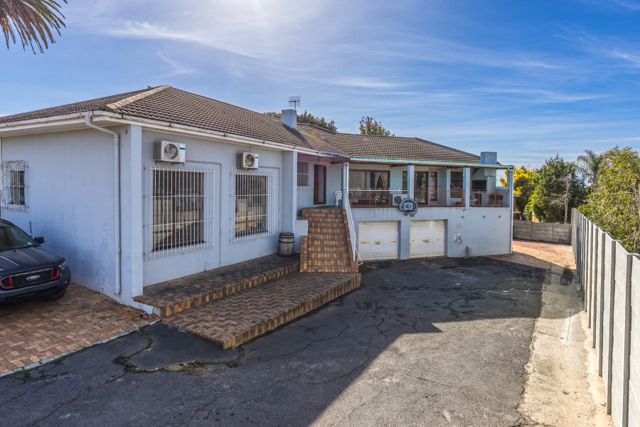6 Bedroom Property for Sale in Vredekloof Western Cape